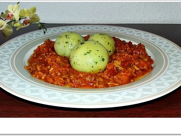 Kräuter-Klöße auf Bolognese-Sauce - Rezept - Bild Nr. 5583