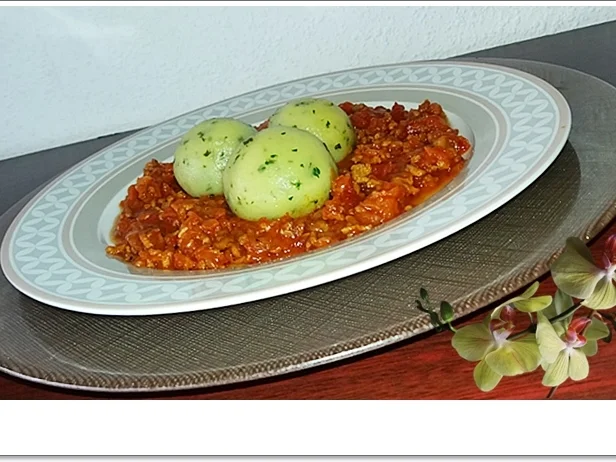 Kräuter-Klöße auf Bolognese-Sauce - Rezept - Bild Nr. 5584