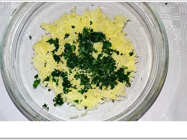 Kräuter-Klöße auf Bolognese-Sauce - Rezept - Bild Nr. 5589