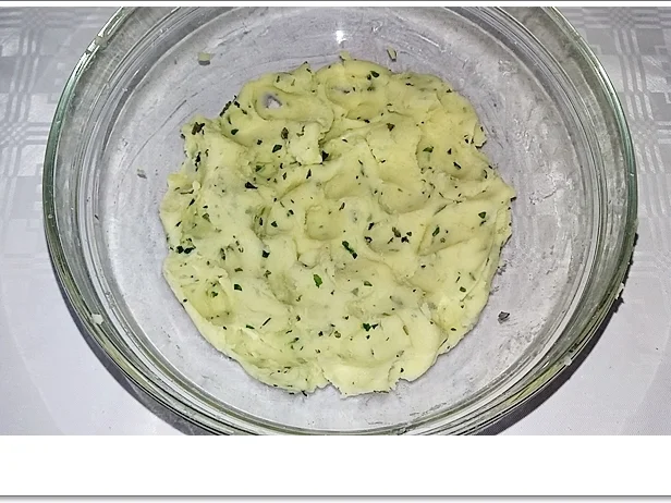 Kräuter-Klöße auf Bolognese-Sauce - Rezept - Bild Nr. 5590