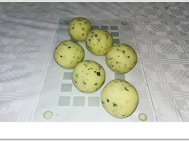 Kräuter-Klöße auf Bolognese-Sauce - Rezept - Bild Nr. 5591