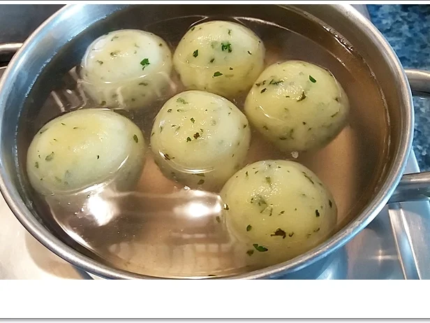 Kräuter-Klöße auf Bolognese-Sauce - Rezept - Bild Nr. 5592