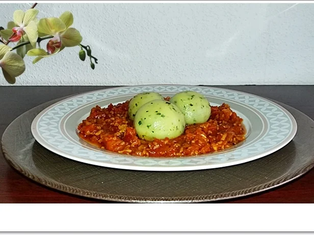 Kräuter-Klöße auf Bolognese-Sauce - Rezept - Bild Nr. 5594