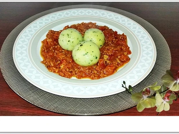 Kräuter-Klöße auf Bolognese-Sauce - Rezept - Bild Nr. 5595