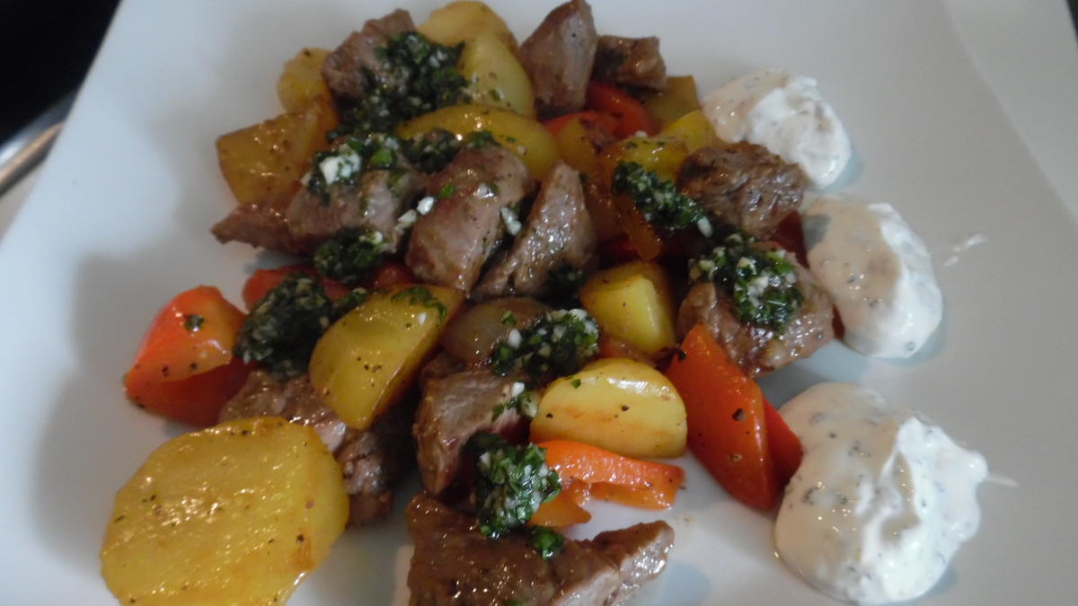 Lamm-Kartoffel-Pfanne mit Salsa und Joghurt-Minz-Dip - Rezept - Bild Nr. 5585