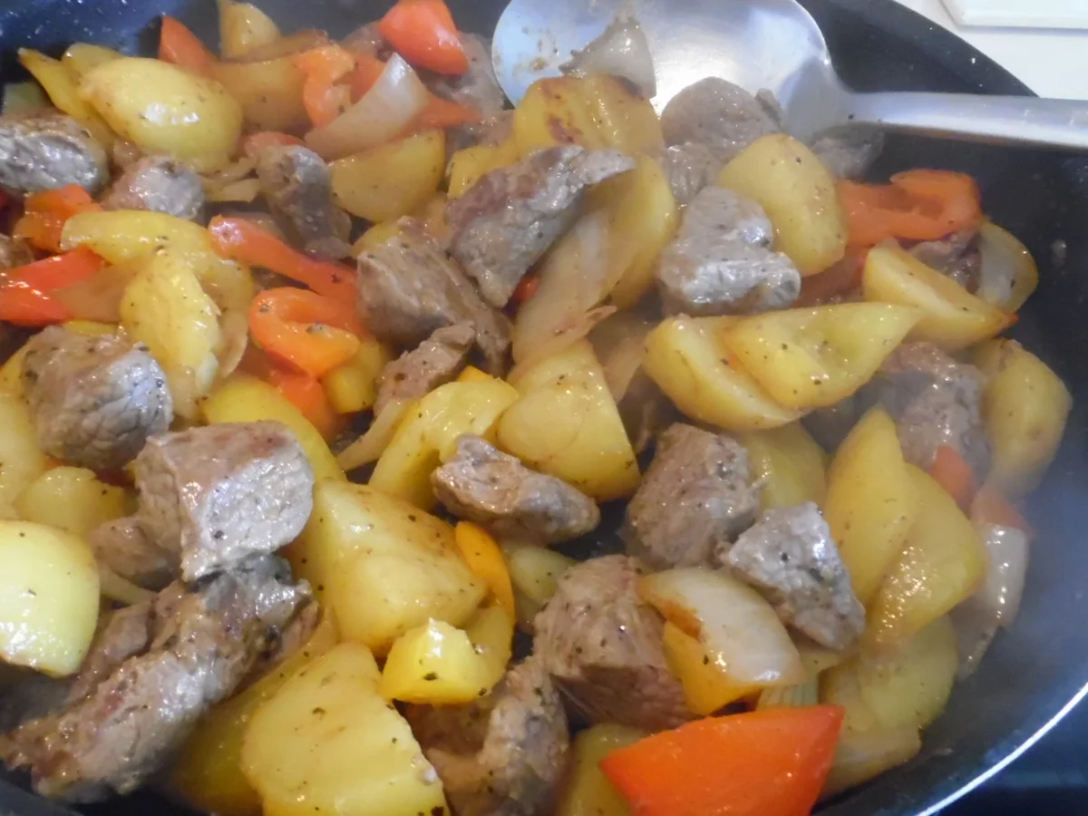 Rezept: Lamm-Kartoffel-Pfanne mit Salsa und Joghurt-Minz-Dip Bild Nr. 5586 Lamm-Kartoffel-Pfanne mit Salsa und Joghurt-Minz-Dip - Rezept - Bild Nr. 5586