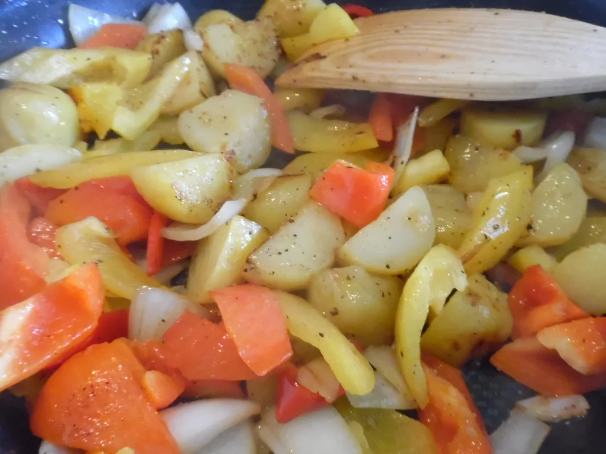 Rezept: Lamm-Kartoffel-Pfanne mit Salsa und Joghurt-Minz-Dip Bild Nr. 5587 Lamm-Kartoffel-Pfanne mit Salsa und Joghurt-Minz-Dip - Rezept - Bild Nr. 5587