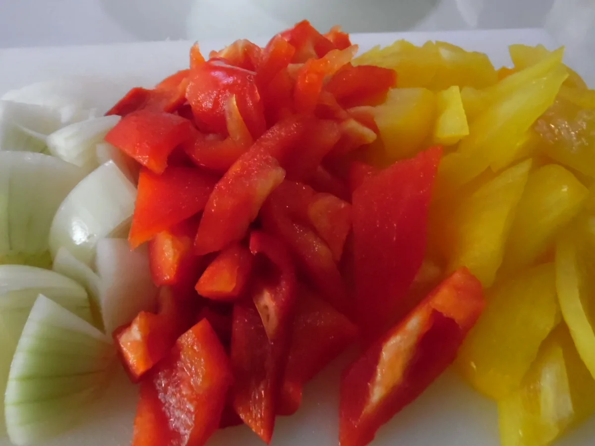 Rezept: Lamm-Kartoffel-Pfanne mit Salsa und Joghurt-Minz-Dip Bild Nr. 5593 Lamm-Kartoffel-Pfanne mit Salsa und Joghurt-Minz-Dip - Rezept - Bild Nr. 5593