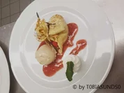 Mit Erdbeeren gefüllter Pfannenkuchen  an Eis von weißer Schokolade mit Sahne - Rezept - Bild Nr. 5586