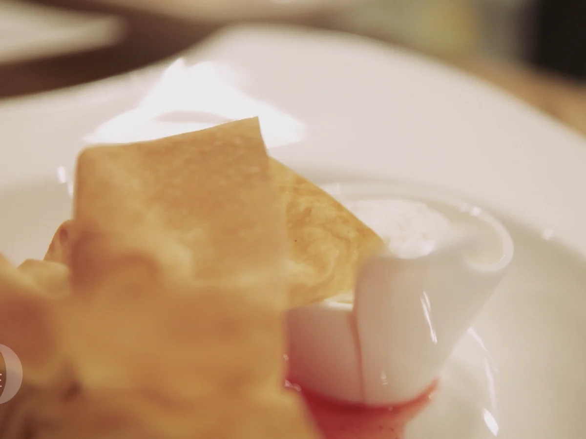 Mandelstrudel-Säckchen auf Rhabarberragout mit Mandelschaum - Rezept - Bild Nr. 2