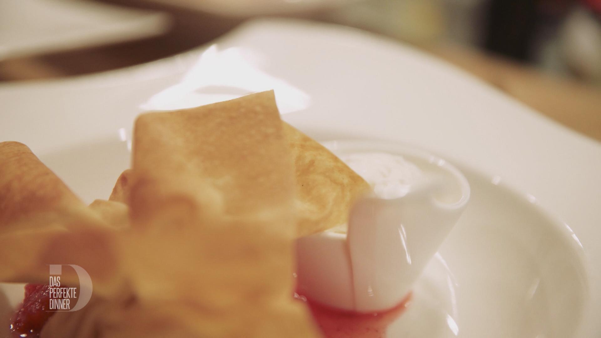 Bilder für Mandelstrudel-Säckchen auf Rhabarberragout mit Mandelschaum - Rezept