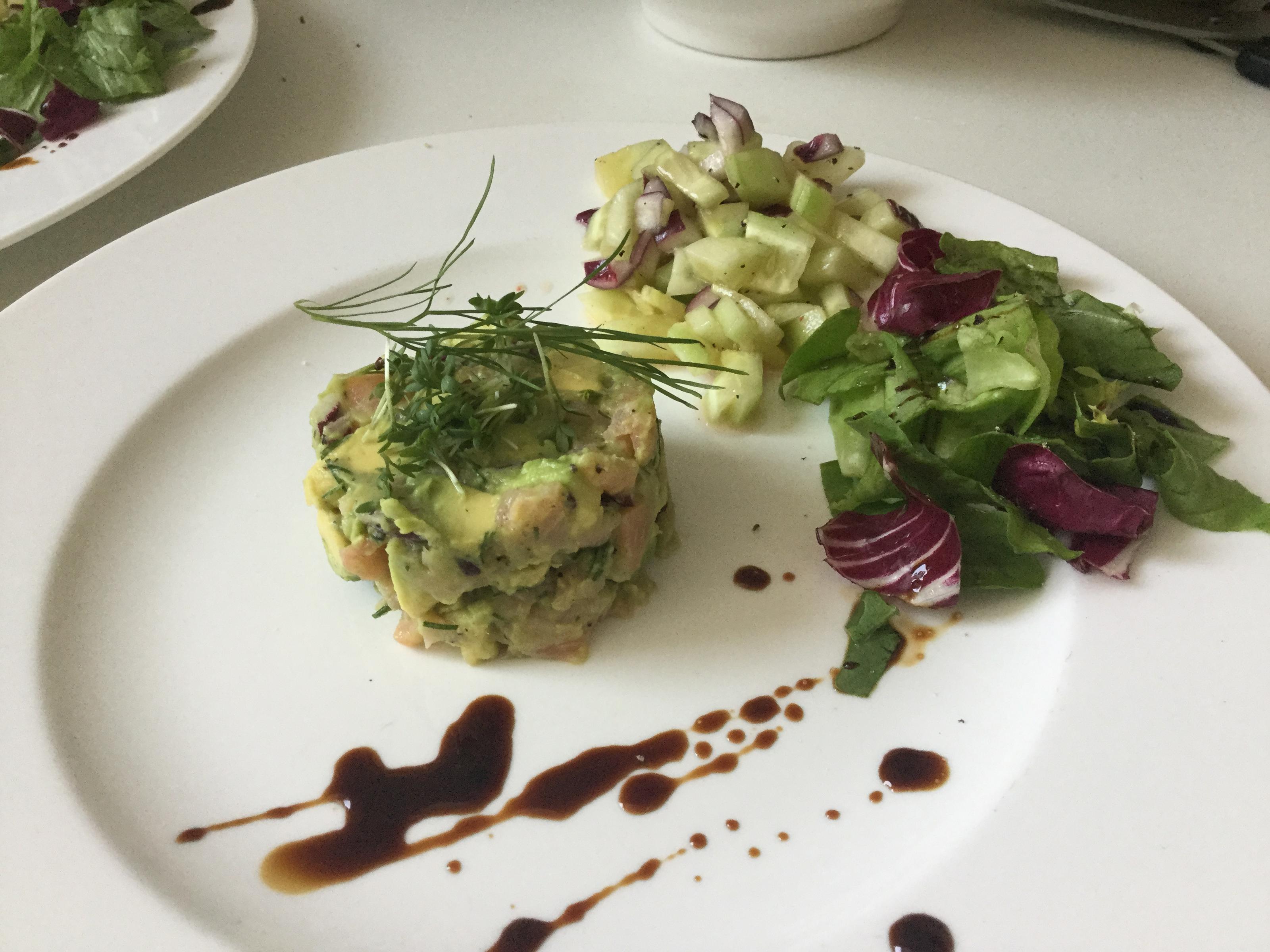 Bilder für Lachstatar mit Avocado an Gurkensalat - Rezept