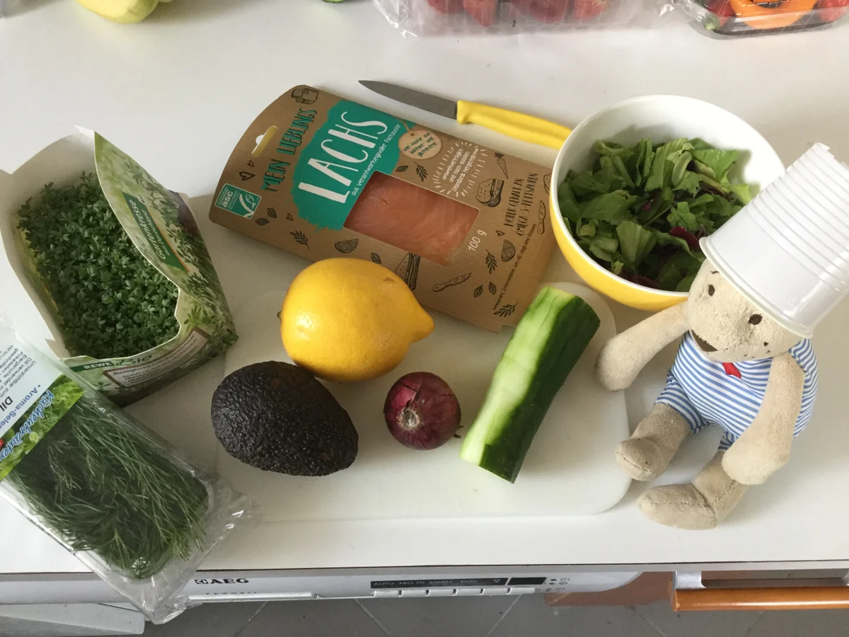 Lachstatar mit Avocado an Gurkensalat - Rezept - Bild Nr. 5604