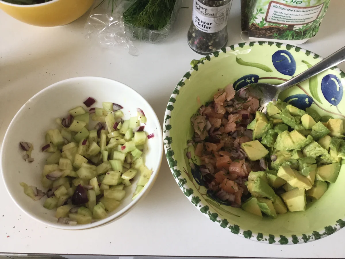 Lachstatar mit Avocado an Gurkensalat - Rezept - Bild Nr. 5605