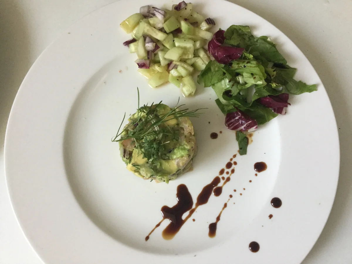 Lachstatar mit Avocado an Gurkensalat - Rezept - Bild Nr. 5606