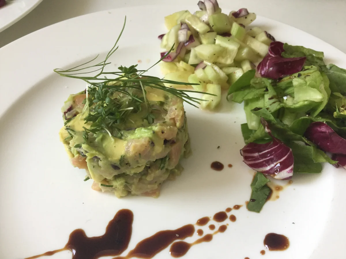 Lachstatar mit Avocado an Gurkensalat - Rezept - Bild Nr. 5607