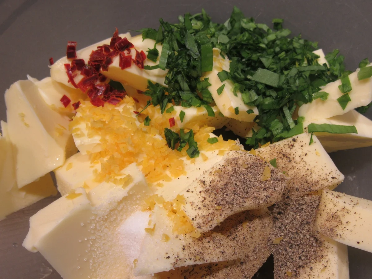 Rezept: Butter: Bärlauch-Zitronen-Butter mit Chili Bild Nr. 5612 Butter: Bärlauch-Zitronen-Butter mit Chili - Rezept - Bild Nr. 5612