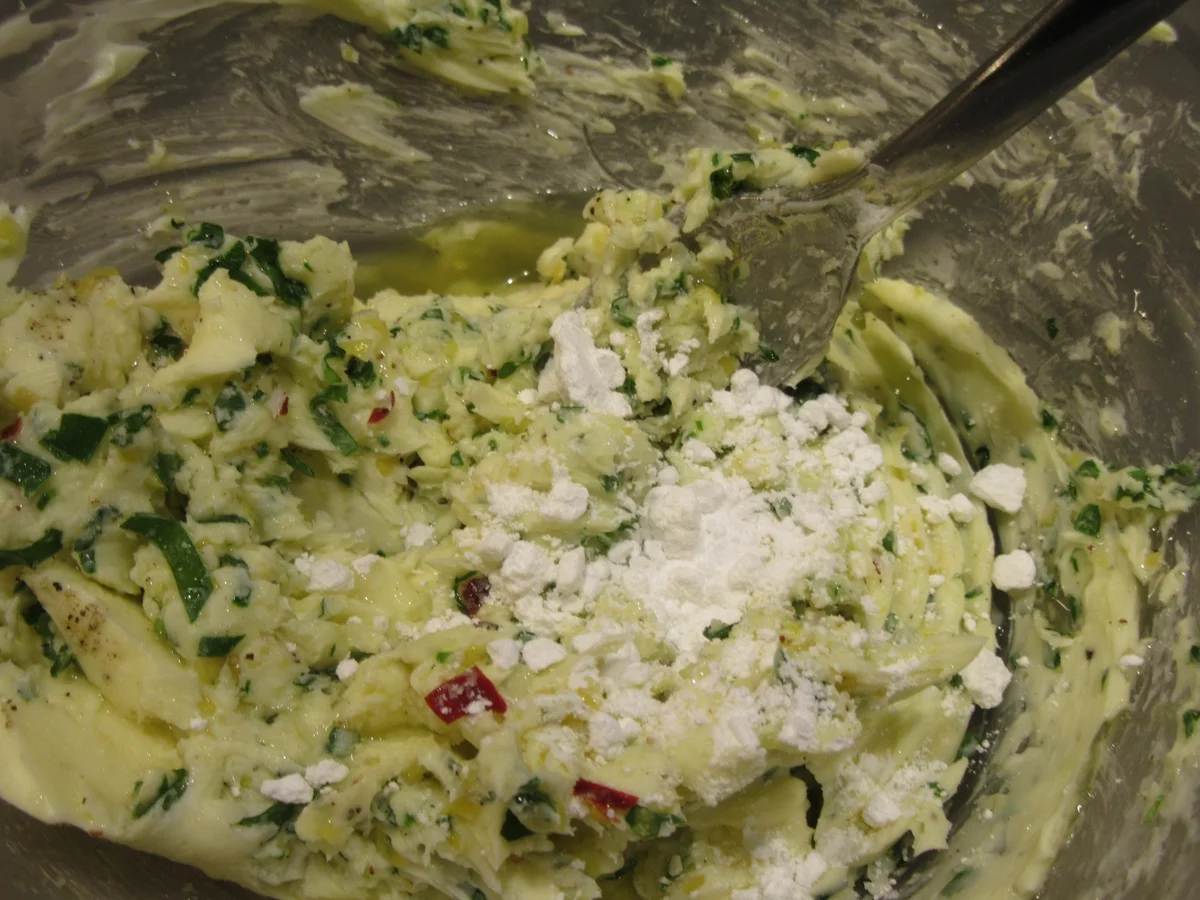 Rezept: Butter: Bärlauch-Zitronen-Butter mit Chili Bild Nr. 5613 Butter: Bärlauch-Zitronen-Butter mit Chili - Rezept - Bild Nr. 5613