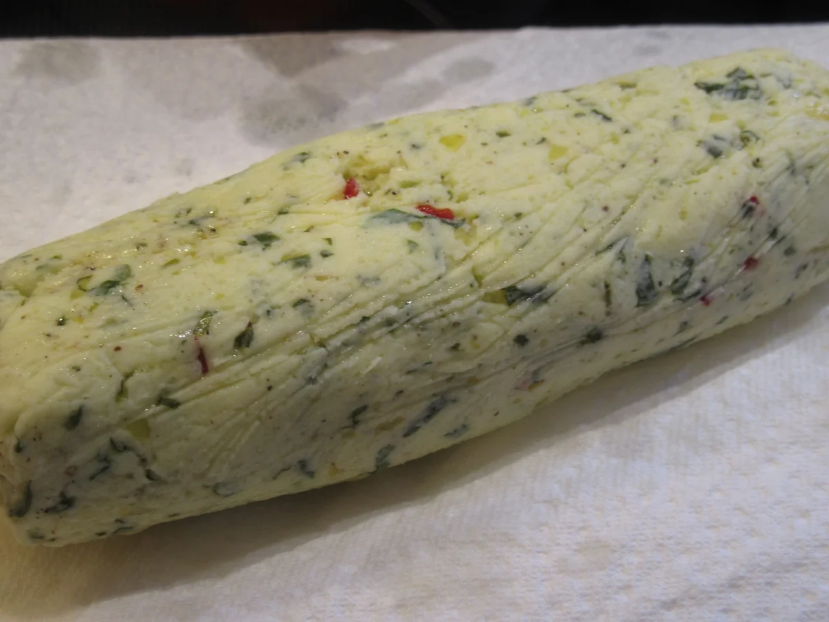 Rezept: Butter: Bärlauch-Zitronen-Butter mit Chili Bild Nr. 5614 Butter: Bärlauch-Zitronen-Butter mit Chili - Rezept - Bild Nr. 5614