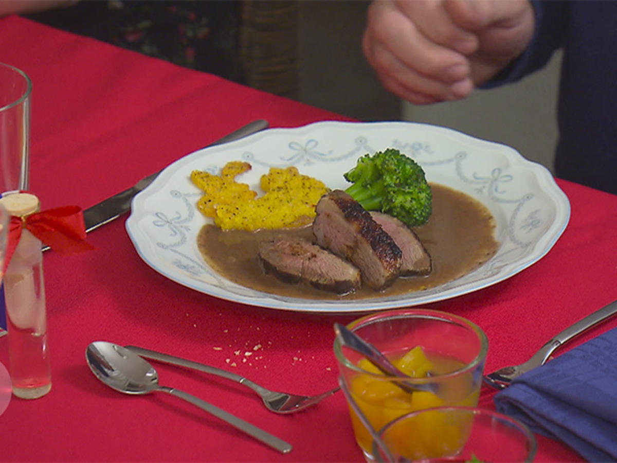 Gebratene Entenbrust mit Polenta und Brokkoli, dazu Rote-Beete-Püree
und Lavendelpfirsich - Rezept Eingereicht von Das perfekte Dinner