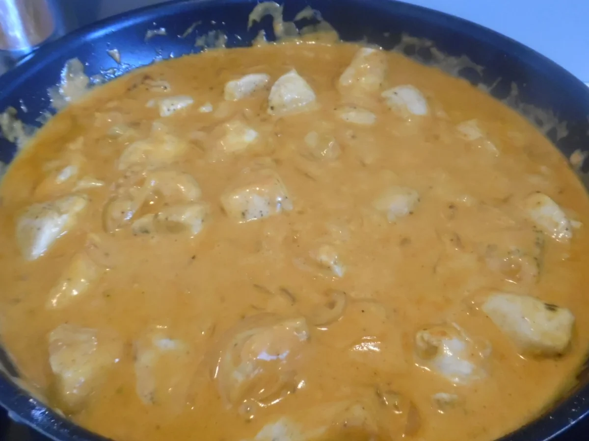 Huhn in Zwiebel-Paprika-Rahm-Soße und Spätzle - Rezept - Bild Nr. 5624