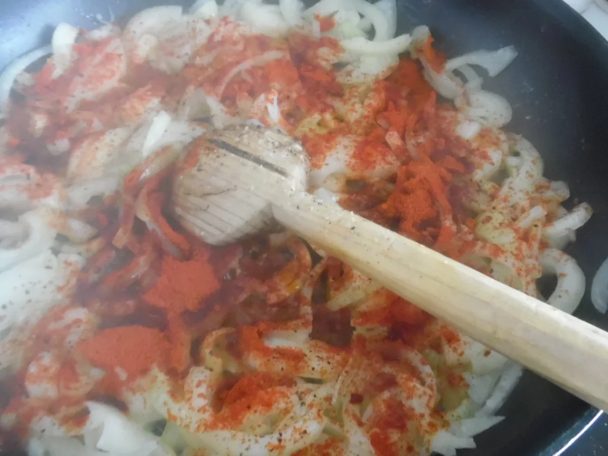 Huhn in Zwiebel-Paprika-Rahm-Soße und Spätzle - Rezept - Bild Nr. 5628
