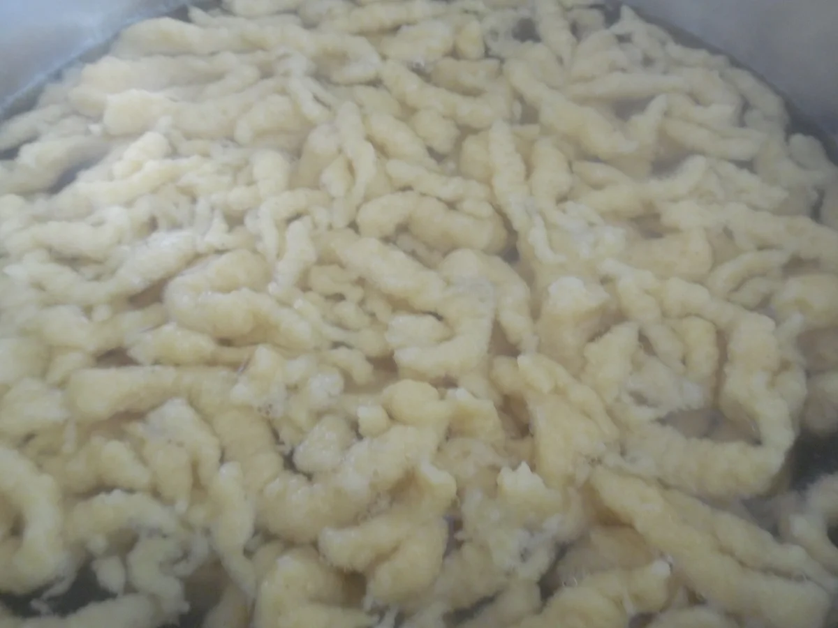 Huhn in Zwiebel-Paprika-Rahm-Soße und Spätzle - Rezept - Bild Nr. 5632