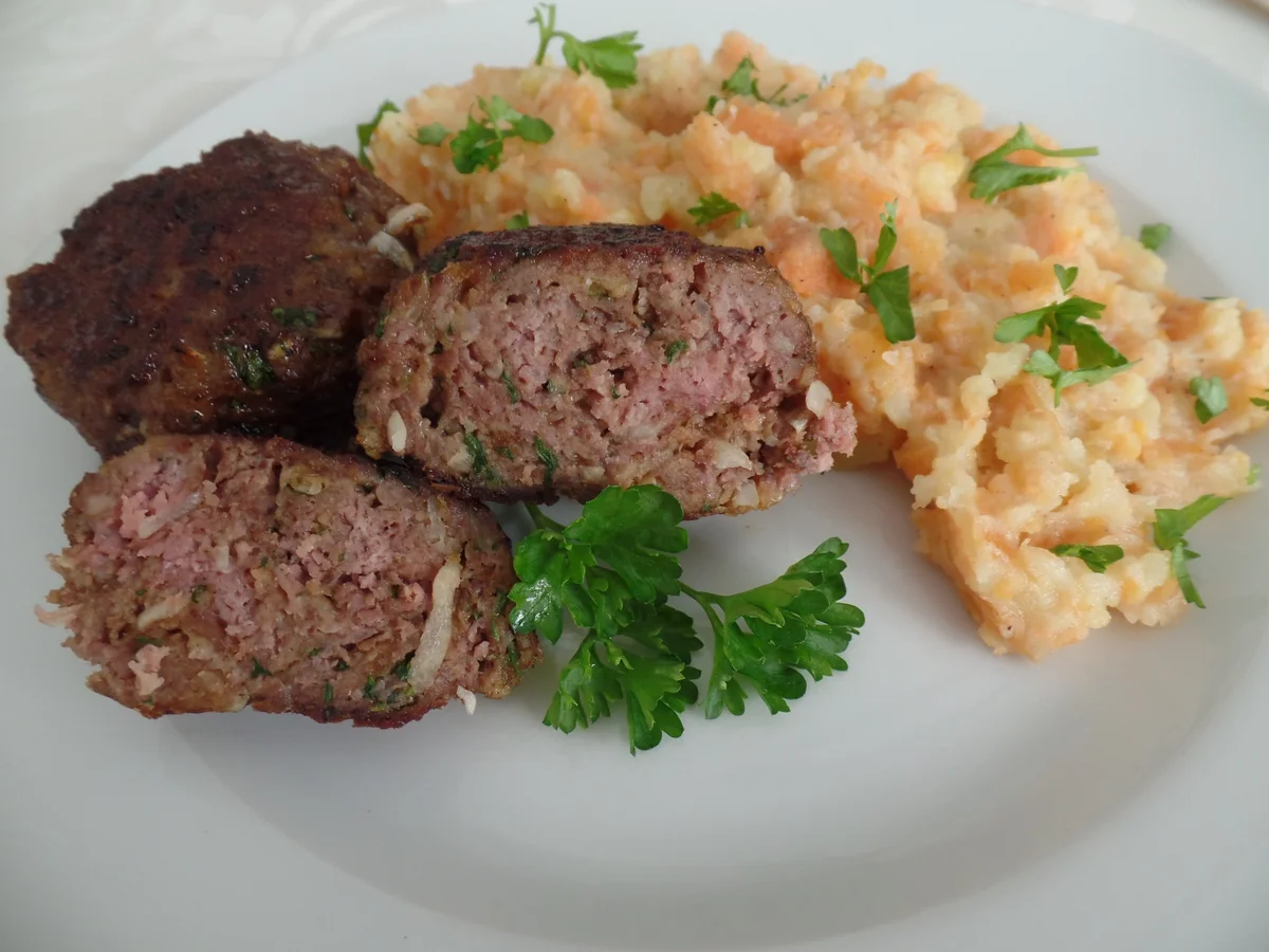 Zwiebelfrikadellen mit Kartoffel-Möhren-Stampf - Rezept - Bild Nr. 5612