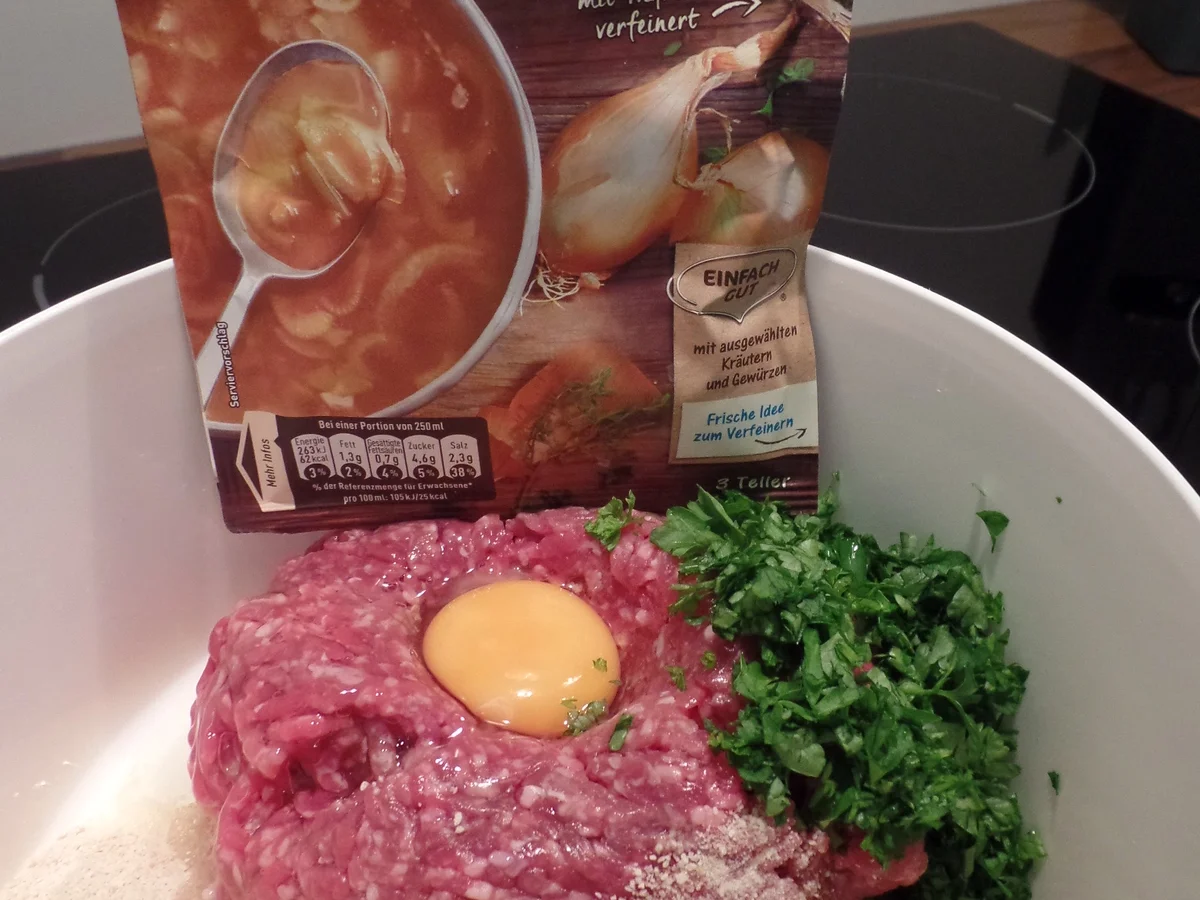 Zwiebelfrikadellen mit Kartoffel-Möhren-Stampf - Rezept - Bild Nr. 5613