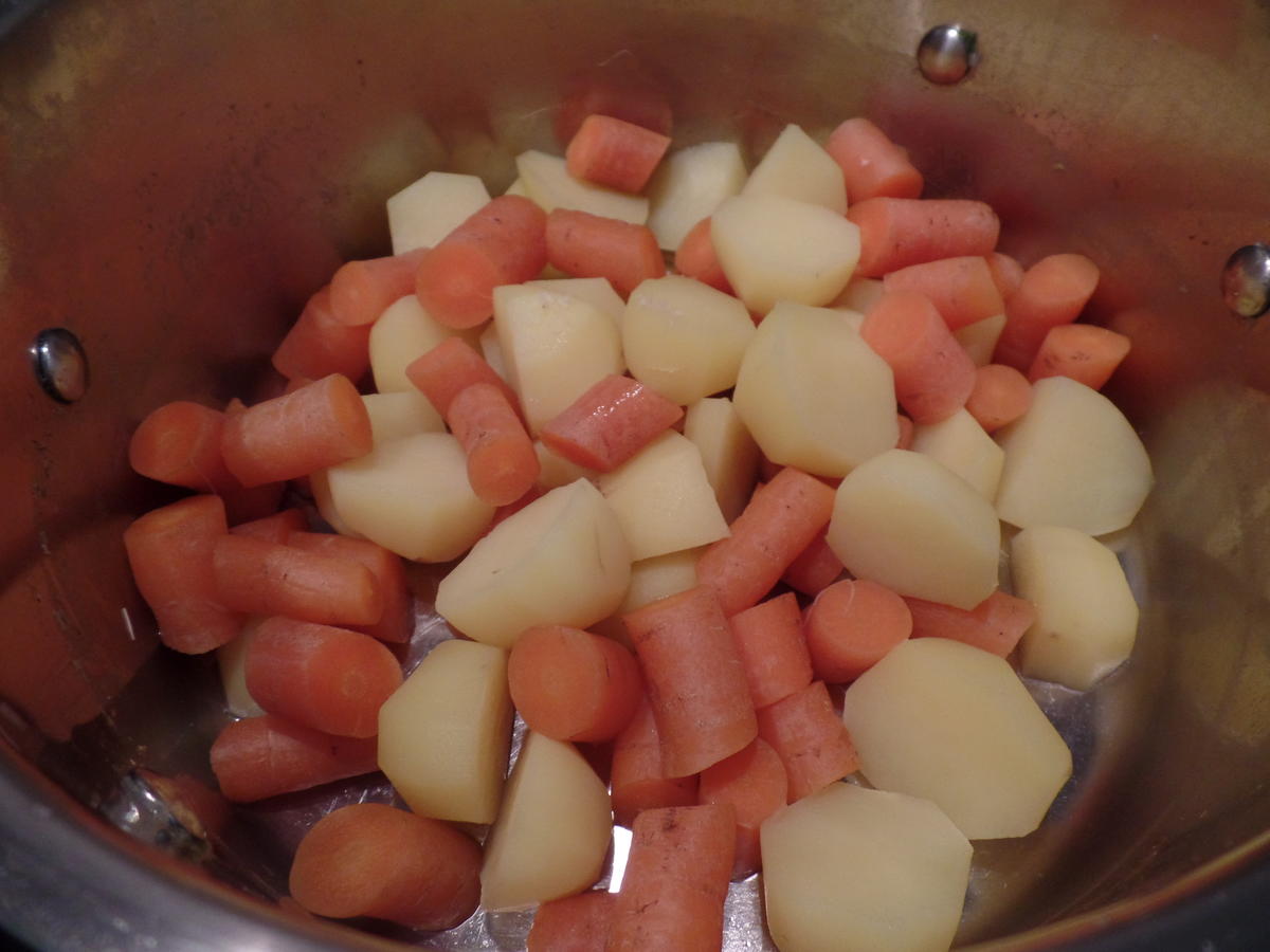 Zwiebelfrikadellen mit Kartoffel-Möhren-Stampf - Rezept - Bild Nr. 5620
