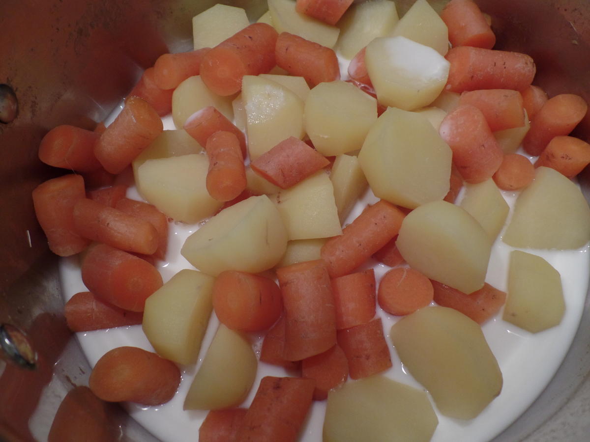 Zwiebelfrikadellen mit Kartoffel-Möhren-Stampf - Rezept - Bild Nr. 5622