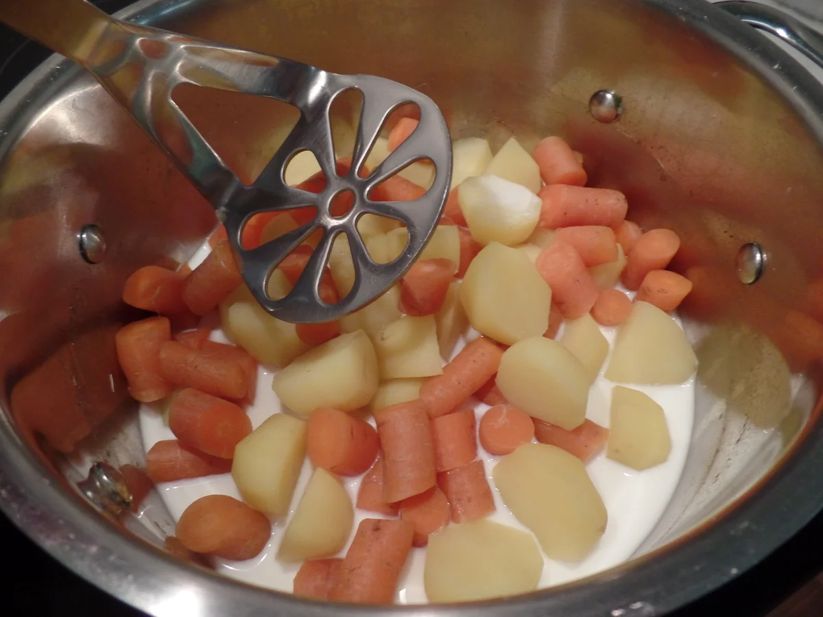 Zwiebelfrikadellen mit Kartoffel-Möhren-Stampf - Rezept - Bild Nr. 5623