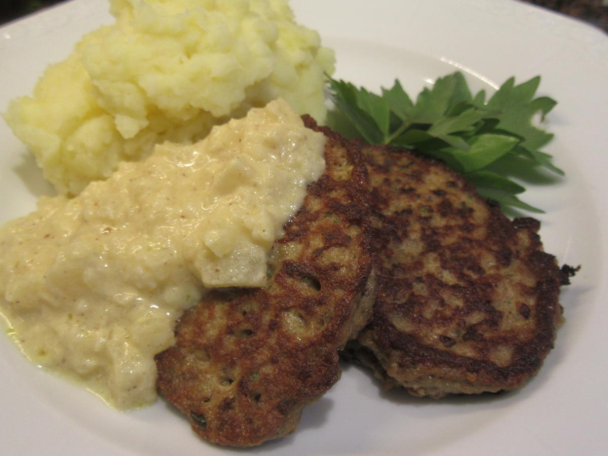 Innereien: Leberpflanzerl mit Apfel-Zwiebel-Soße - Rezept - kochbar.de