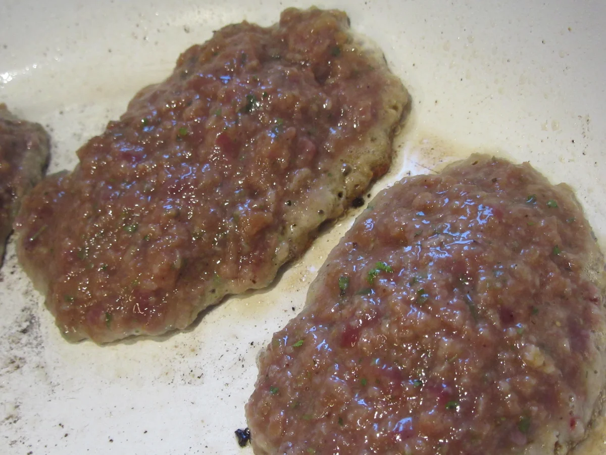 Innereien: Leberpflanzerl mit Apfel-Zwiebel-Soße - Rezept - Bild Nr. 5618