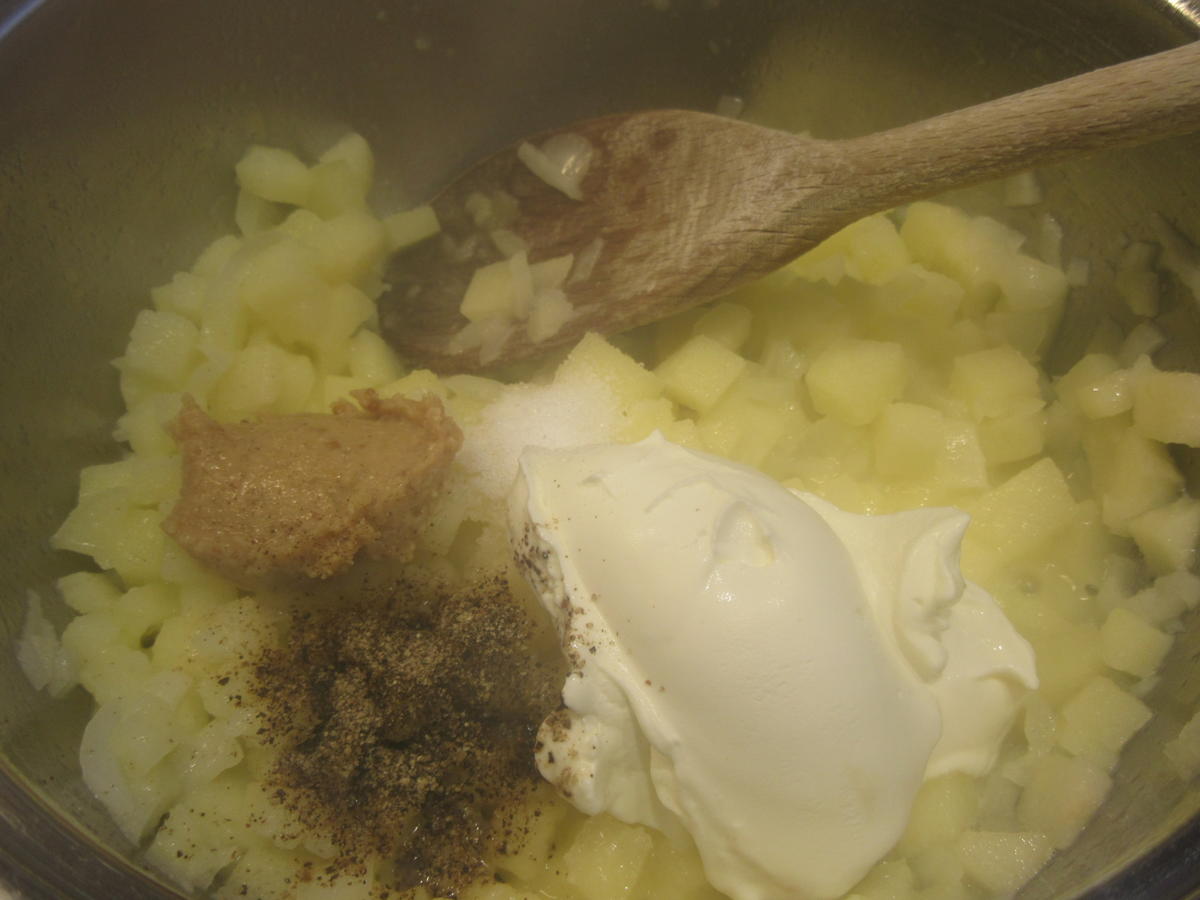 Innereien: Leberpflanzerl mit Apfel Zwiebel Soße - einfach - von lunapiena