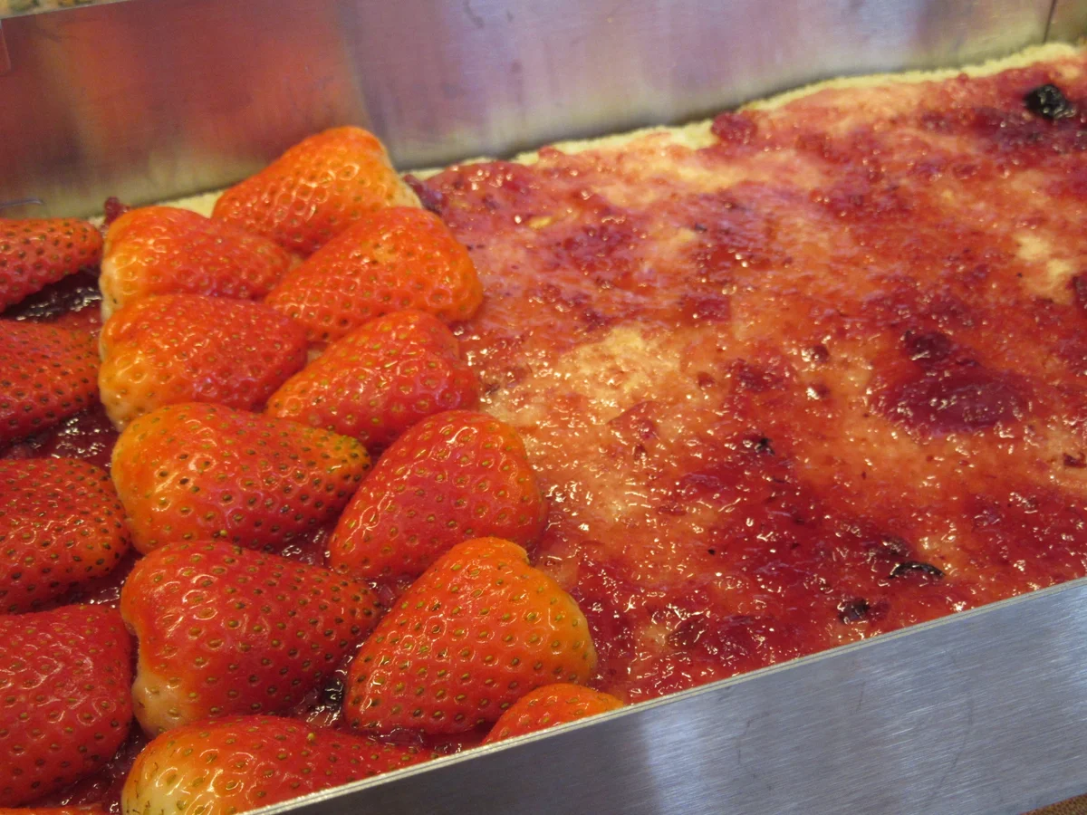 Rezept: Backen: Erdbeer-Rhabarber-Schnitten Bild Nr. 5618 Backen: Erdbeer-Rhabarber-Schnitten - Rezept - Bild Nr. 5618