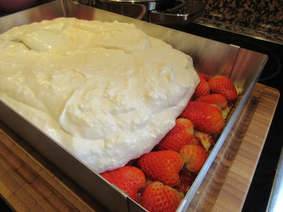 Rezept: Backen: Erdbeer-Rhabarber-Schnitten Bild Nr. 5622 Backen: Erdbeer-Rhabarber-Schnitten - Rezept - Bild Nr. 5622