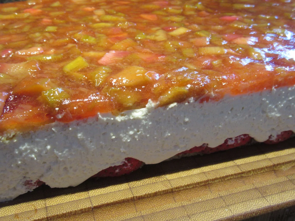 Rezept: Backen: Erdbeer-Rhabarber-Schnitten Bild Nr. 5628 Backen: Erdbeer-Rhabarber-Schnitten - Rezept - Bild Nr. 5628