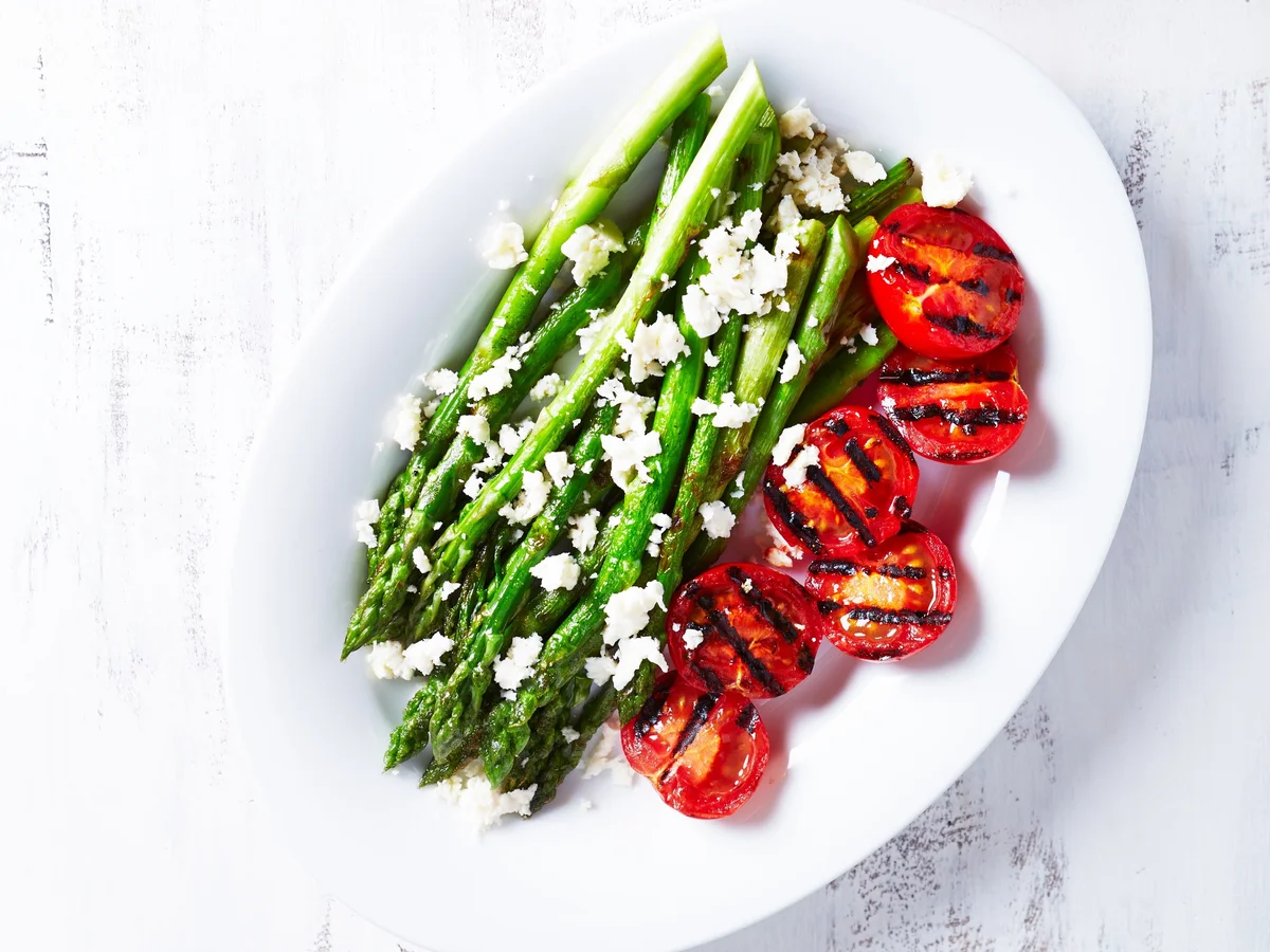 Rezept: Gegrillter Stangenspargel mit Feta und lauwarmer Tomaten-Vinaigrette Bild Nr. 2 Gegrillter Stangenspargel mit Feta und lauwarmer Tomaten-Vinaigrette - Rezept - Bild Nr. 2