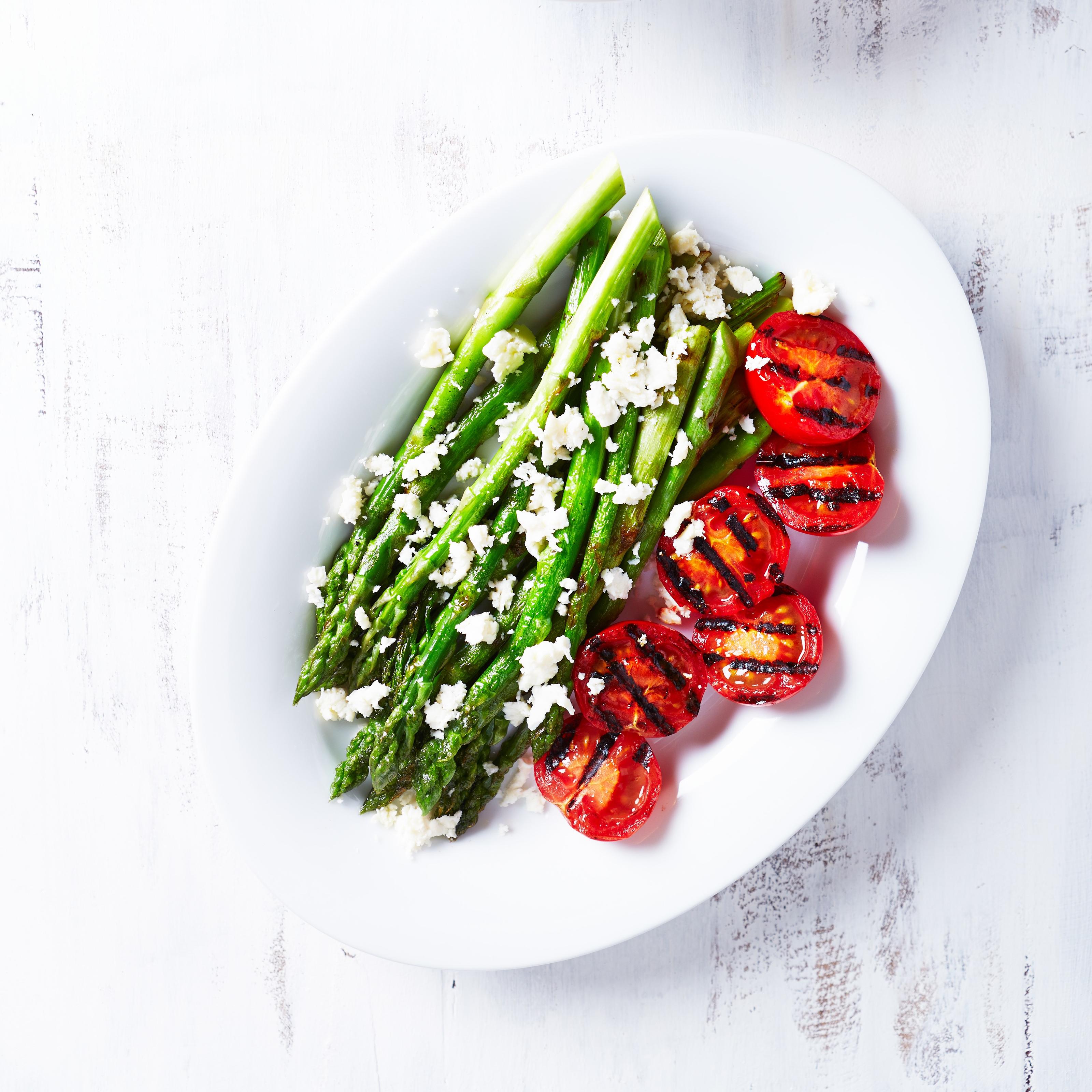 Bilder für Gegrillter Stangenspargel mit Feta und lauwarmer Tomaten-Vinaigrette - Rezept