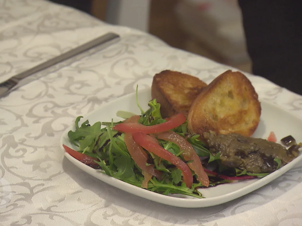 "Balkan Beats" - Salatmix mit Birne-Walnuss-Balsamico und Ciabatta mit Auberginen-Kaviar - Rezept - Bild Nr. 2