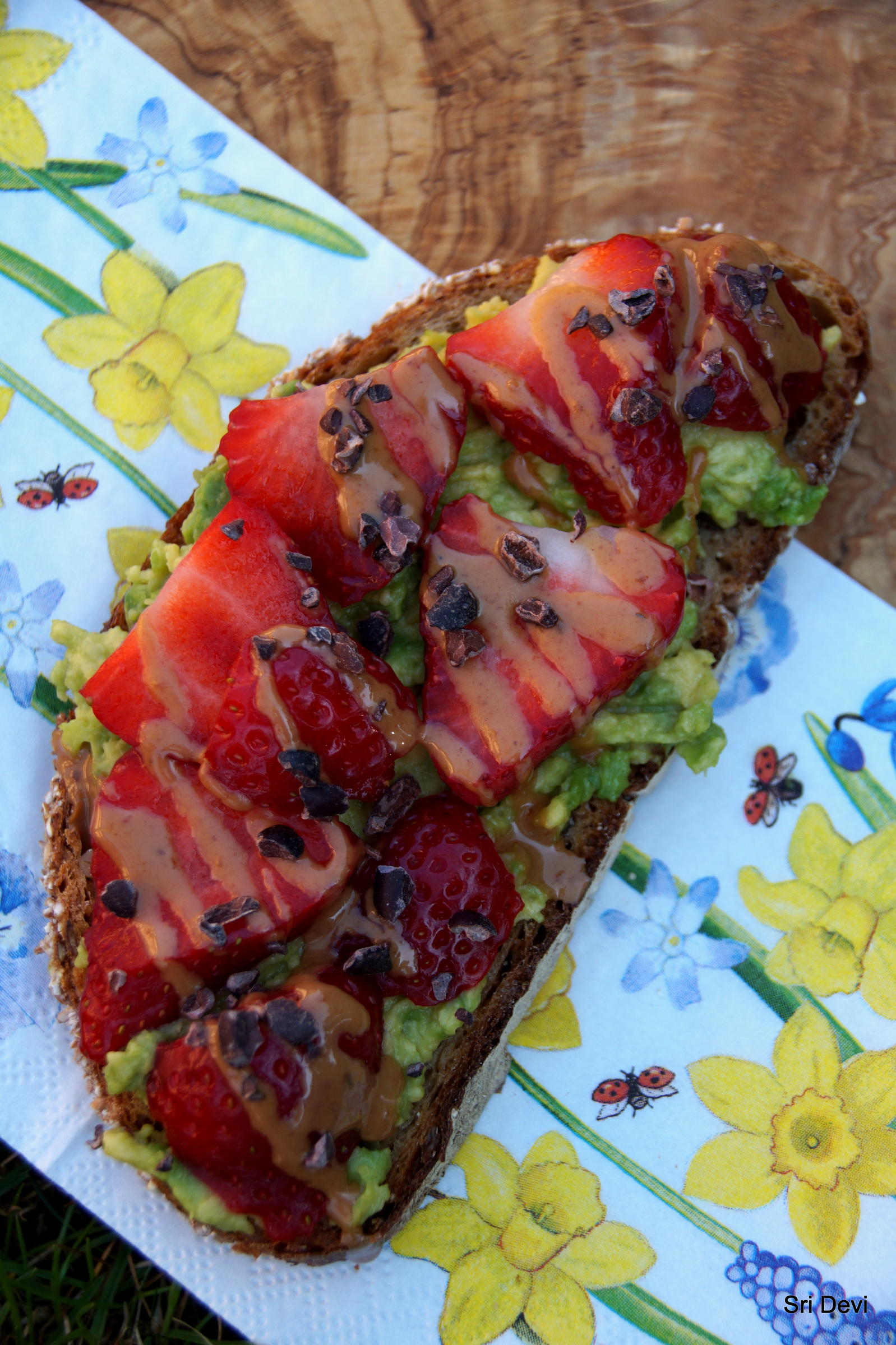 Bilder für Frühstück: Avocado-Erdbeer-Brot - Rezept