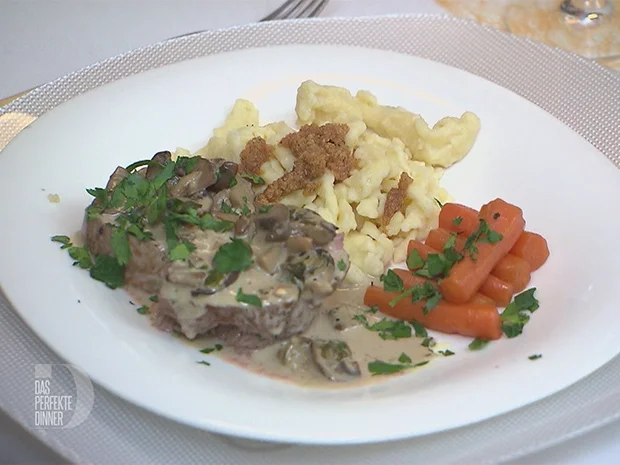 Kalbsmedaillons in einer Rahmsauce mit Pilzen, dazu Spätzle und glasierte Möhrchen - Rezept - Bild Nr. 2