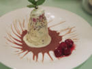 Kirschwasserbömble à la Mary auf einem Schokoladenspiegel mit Kirschkompott und Sahne - Rezept - Bild Nr. 5635