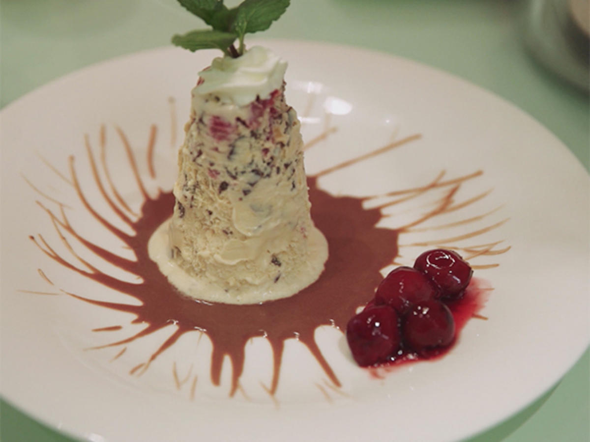 Bilder für Kirschwasserbömble à la Mary auf einem Schokoladenspiegel mit Kirschkompott und Sahne - Rezept