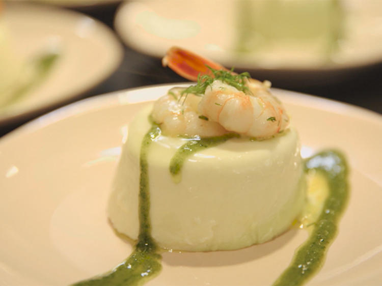 Panna Cotta von weißem und grünem Spargel mit gebratenen Garnelen ...