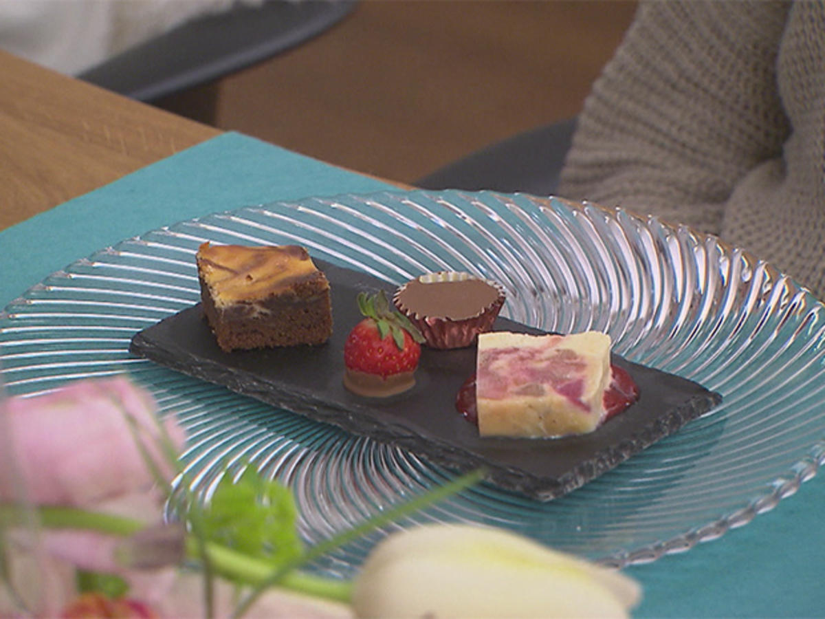 Dessertvariation Rhabarber Parfait, marmorierte Brownies mit Ricotta ...