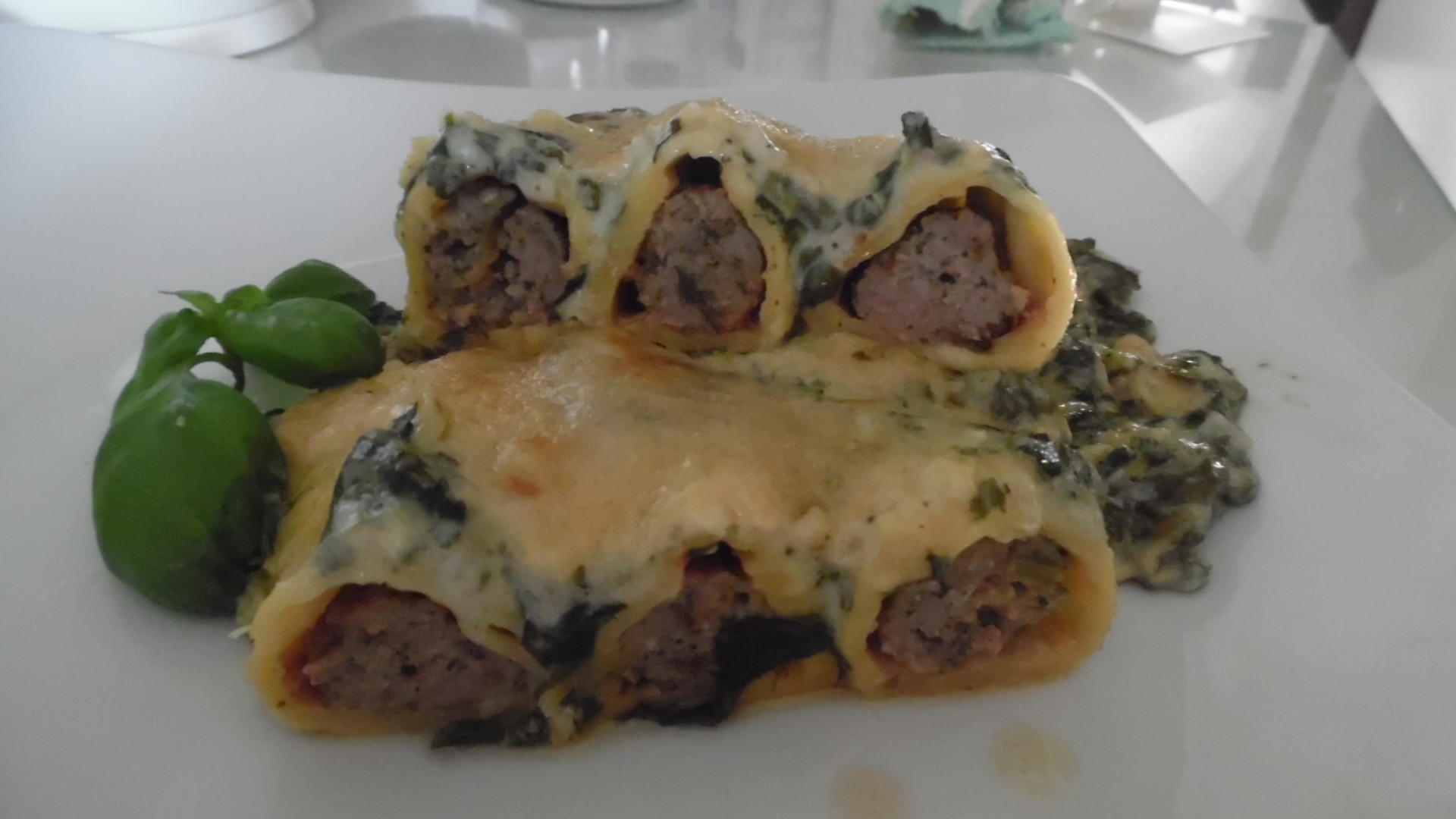 Cannelloni mit Brätfüllung, Spinat-Frischkäse-Soße und Parmesan-Haube -
Rezept Eingereicht von barbara62