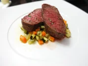 Rumpsteak auf dem Salzbett auf lauwarmen Salat - Rezept - Bild Nr. 5635