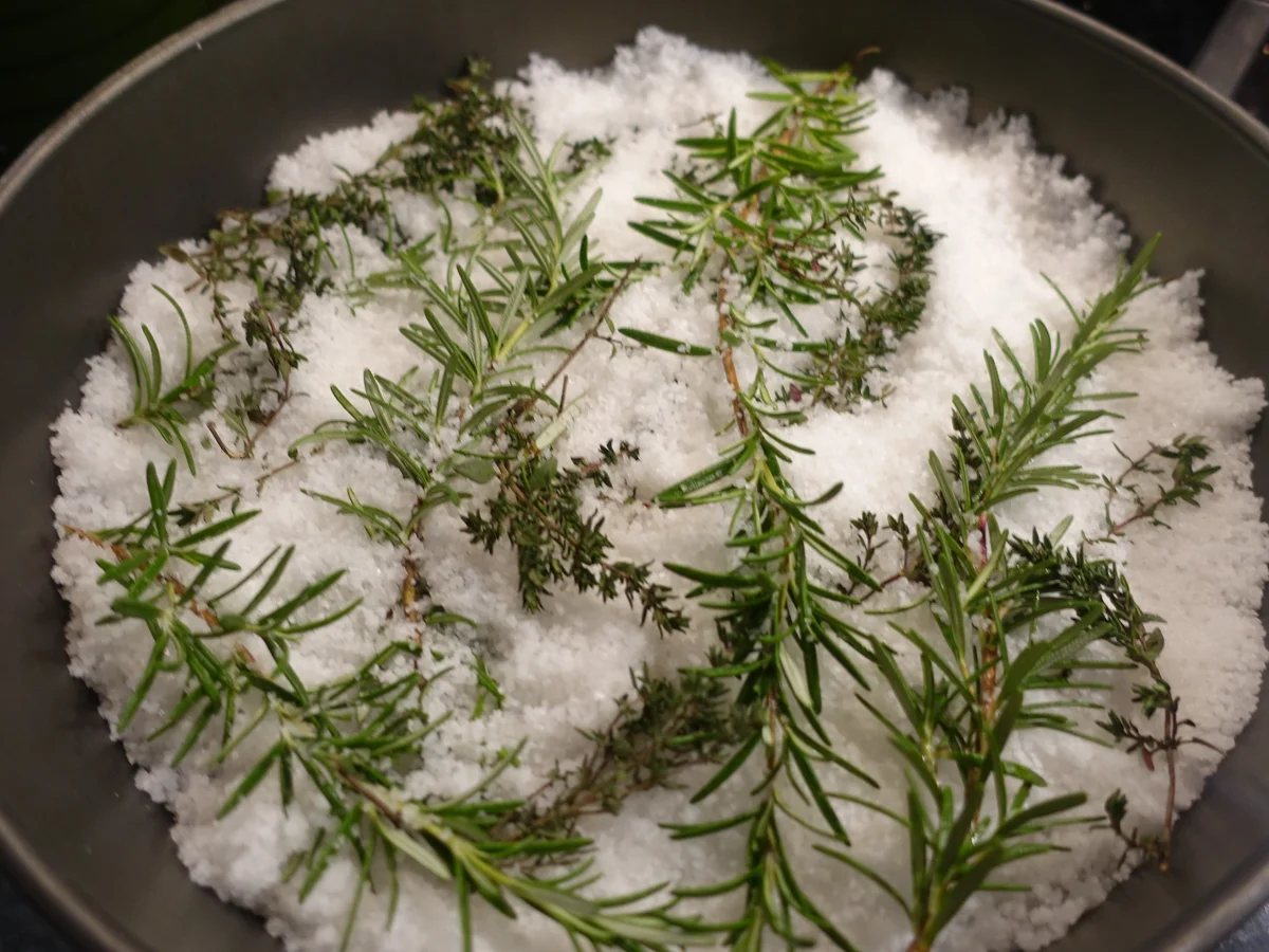 Rumpsteak auf dem Salzbett auf lauwarmen Salat - Rezept - Bild Nr. 5636